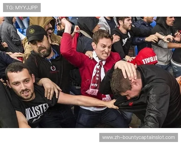 足球流氓行为打击升级,警方加强赛场安保 足球流氓行为打击升级,警方加强赛场安保